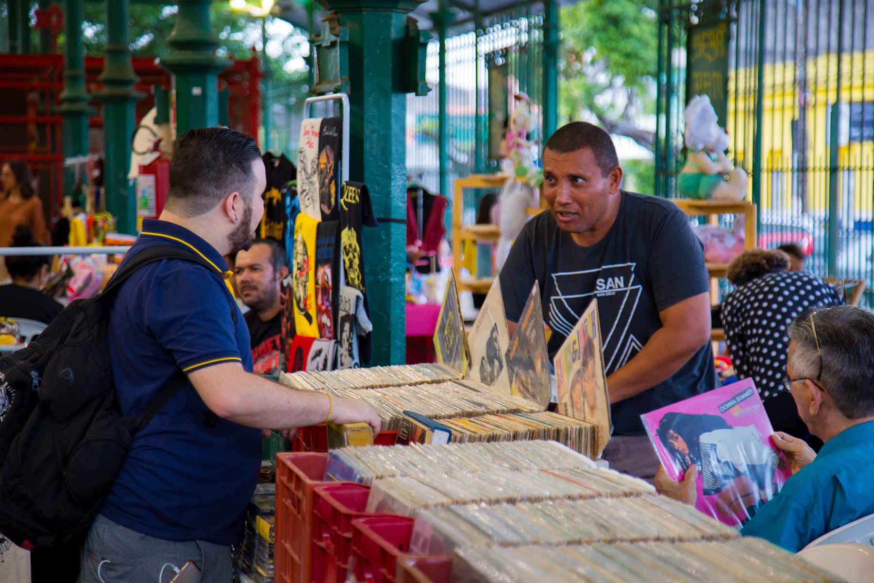 Visitantes da Feira Afins de Vitrola escolhem Vinis em um dos estandes